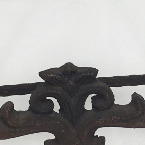 Beautiful Iron Scroll Easel Display Stand - Picture 2 of 7